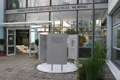 Haupteingang mit Denkmal